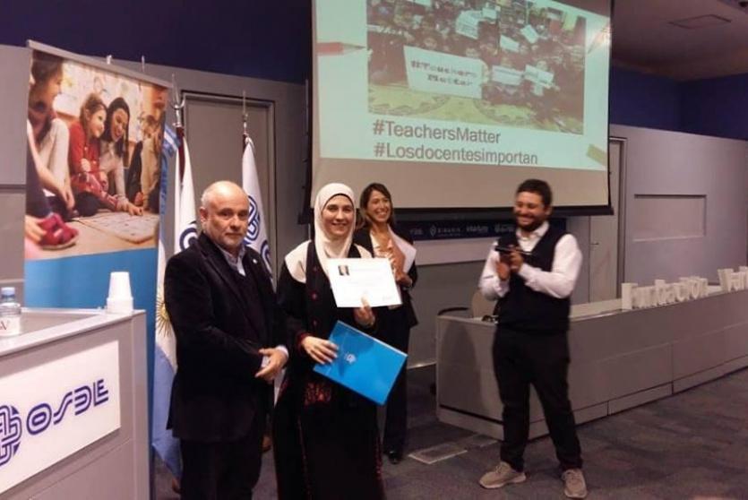 تكريم المعلمة الفلسطينية حنان الحروب في الارجنتين