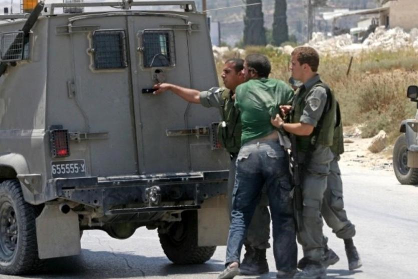 قوات الاحتلال خلال اعتقال مواطن فلسطيني- ارشيف