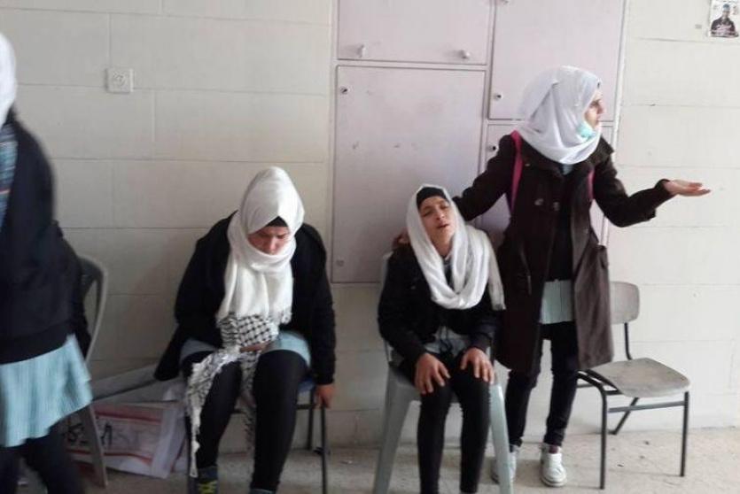 حالات اغماء بين الطالبات جراء اطلاق الاحتلال قنابل الغاز على مدارس في الخليل- ارشيف