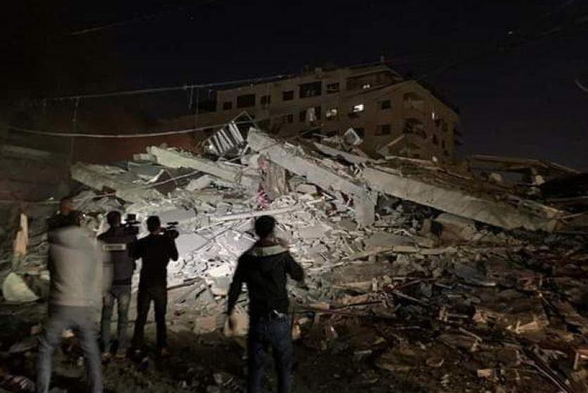 طيران الاحتلال يدمر عمارة سكنية غرب مدينة غزة