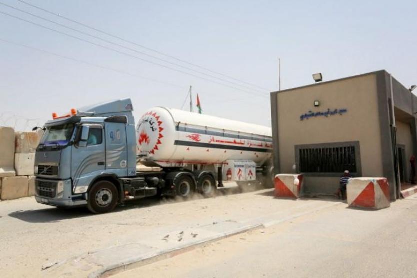 إدخال شاحنات وقود لقطاع غزة - أرشيف 