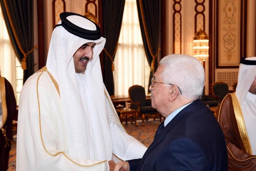 الرئيس محمود عباس إلى جانب أمير قطر 