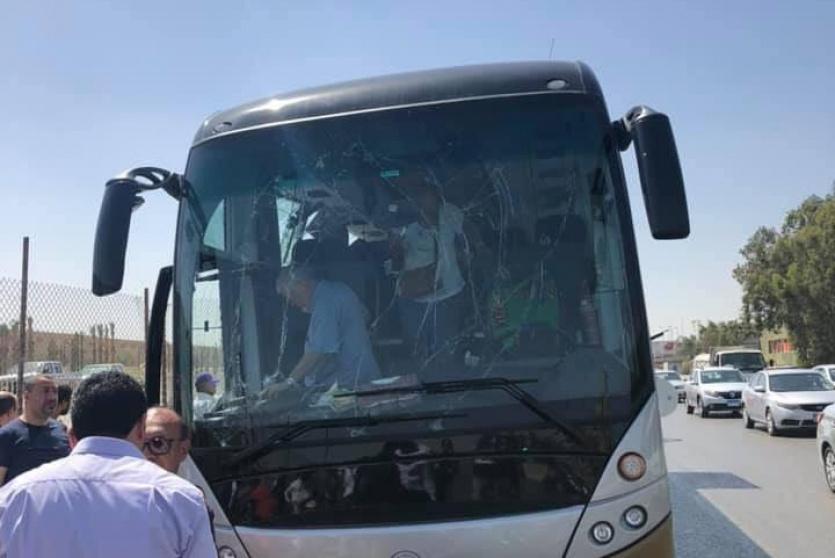 (صور).. مصر: انفجار يستهدف حافلة سياحية قرب الأهرامات