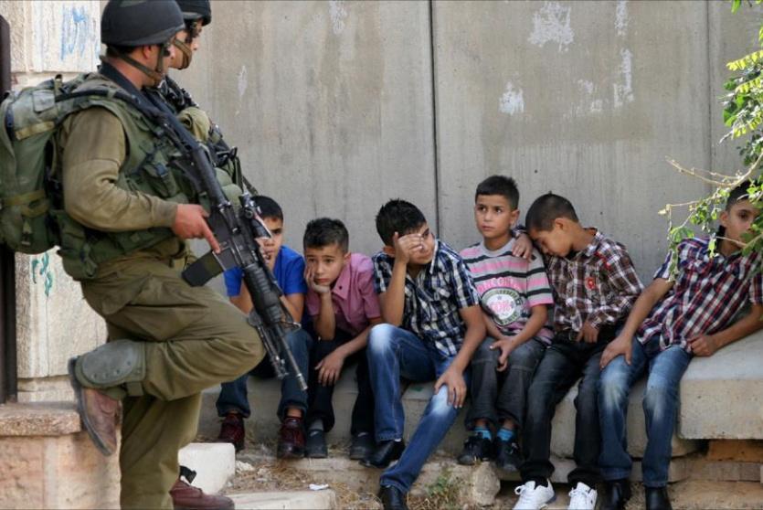 قوات الاحتلال خلال احتجاز اطفال في القدس- ارشيف