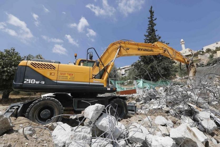 جرافات الاحتلال خلال هدم منزل فلسطيني- ارشيف