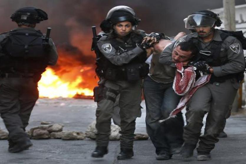 قوات الاحتلال خلال الاعتداء على شاب في القدس