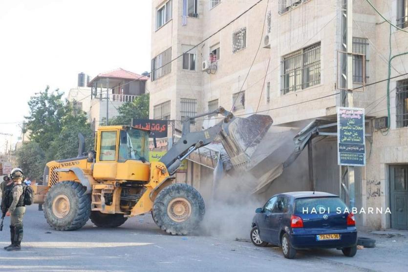 الاحتلال يشرع بعمليات هدم واسعة في محيط حاجز قلنديا