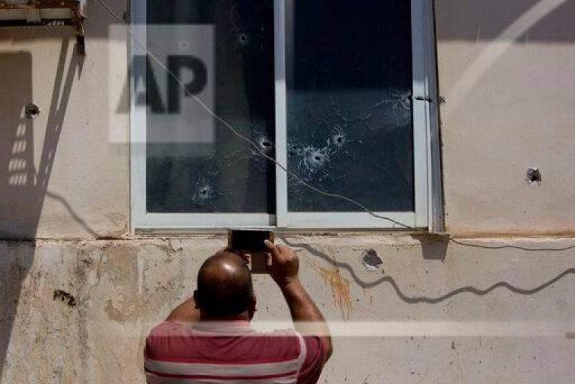 اثار اطلاق النار على مقر الوقائي في نابلس