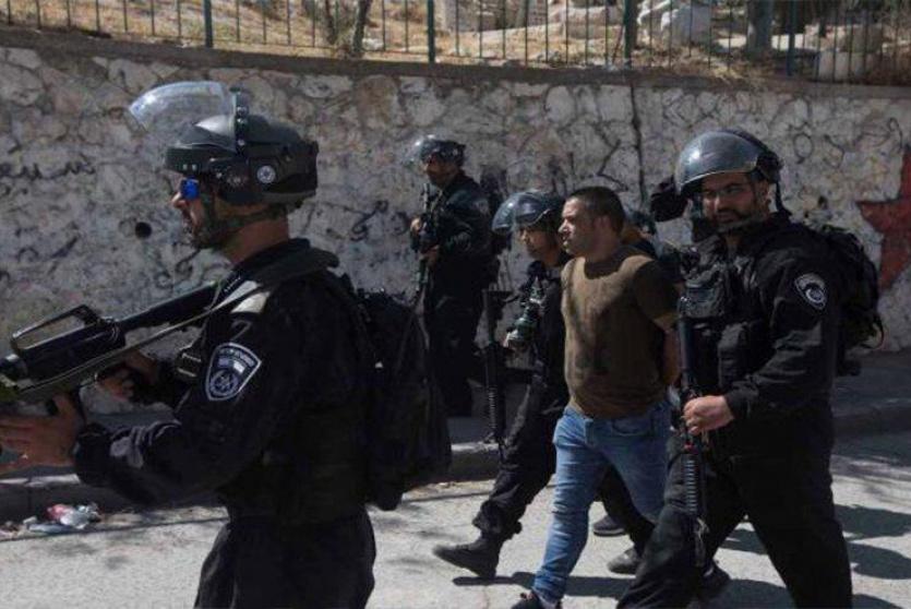 قوات الاحتلال خلال اعتقال شاب من القدس