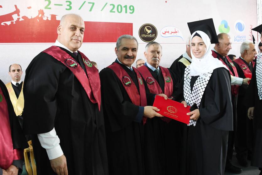 رئيس الوزراء محمد اشتية خلال تسليم شهادات التخرج