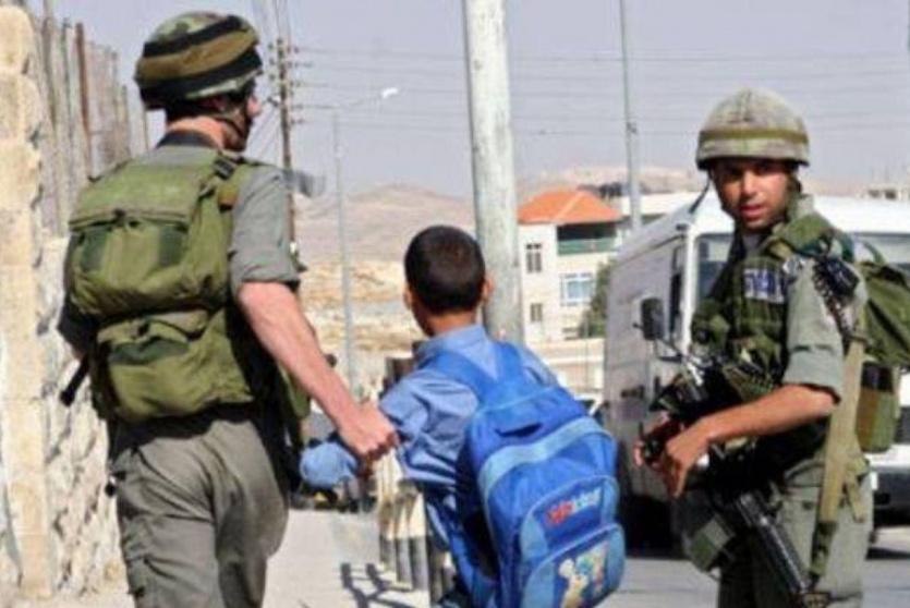 جنود الاحتلال خلال اعتقال طفل فلسطيني