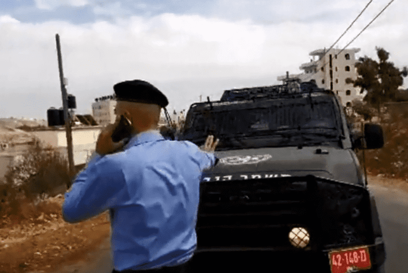 ضابط شرطة يوقف دورية الاحتلال 