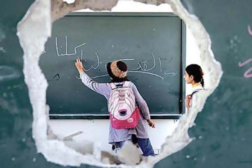 طالبة في مدرسة مدمرة بغزة