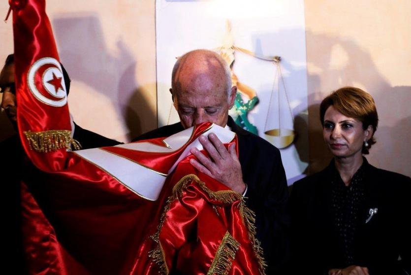 قيس سعيّد يقبل العلم التونسي 