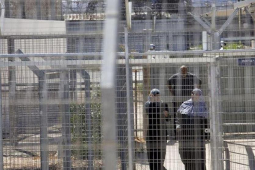 الاحتلال يعتقل والدة أسير 