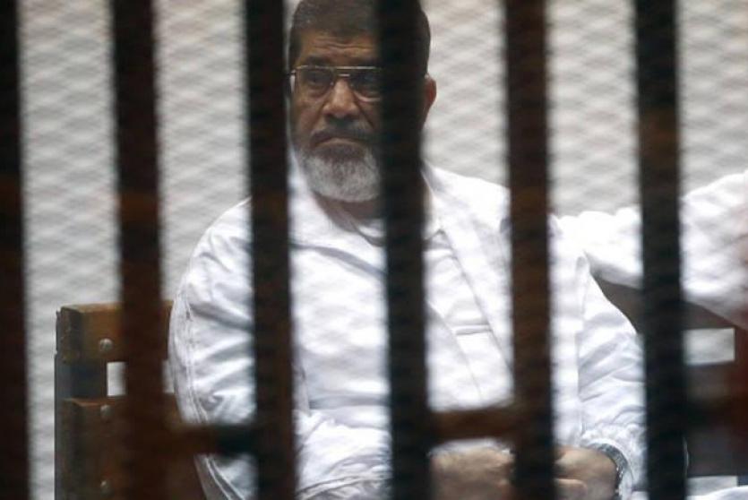 مرسي اثناء محاكمته