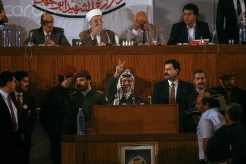 الرئيس الراحل أبو عمار لدى القاء كلمته امام المجلس الوطني في الجزائر عام 1988