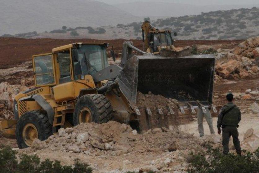 قوات الاحتلال خلال اعمال تجريف في اراضي فلسطينية