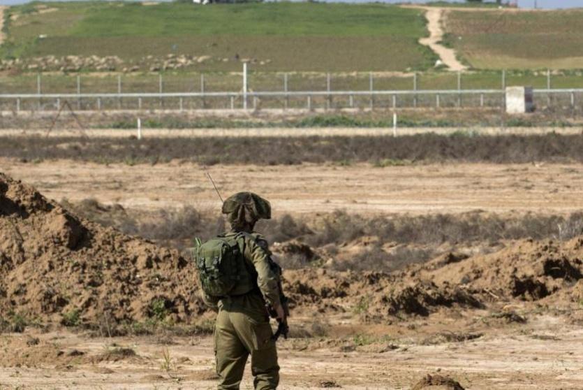 جندي يقف قرب حدود قطاع غزة