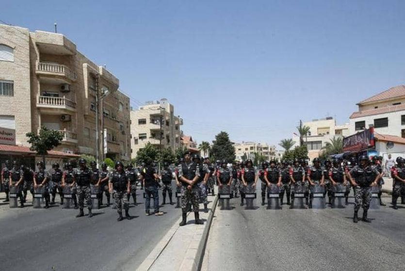 قوات أمن أمام السفارة الإسرائيلية في عمان