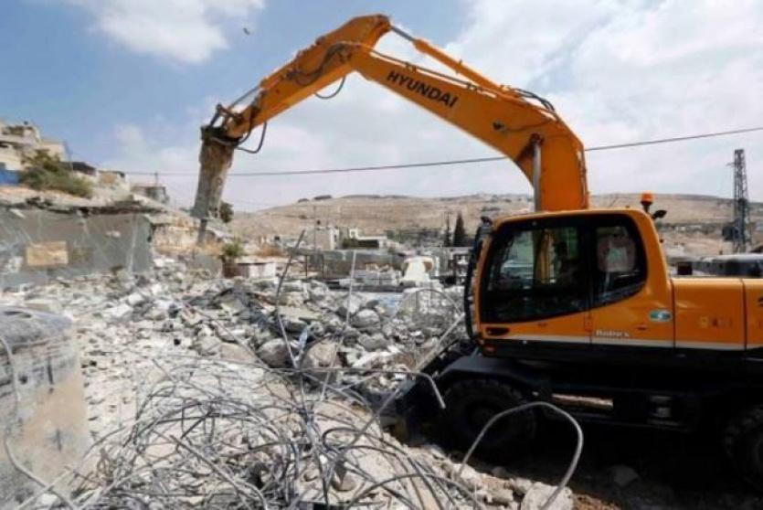 جرافات الاحتلال خلال هدم مساكن فلسطينية