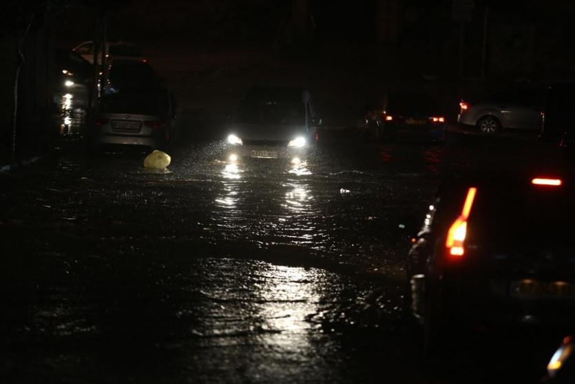 مياه الأمطار تغمر شوارع مدينة الخليل.
