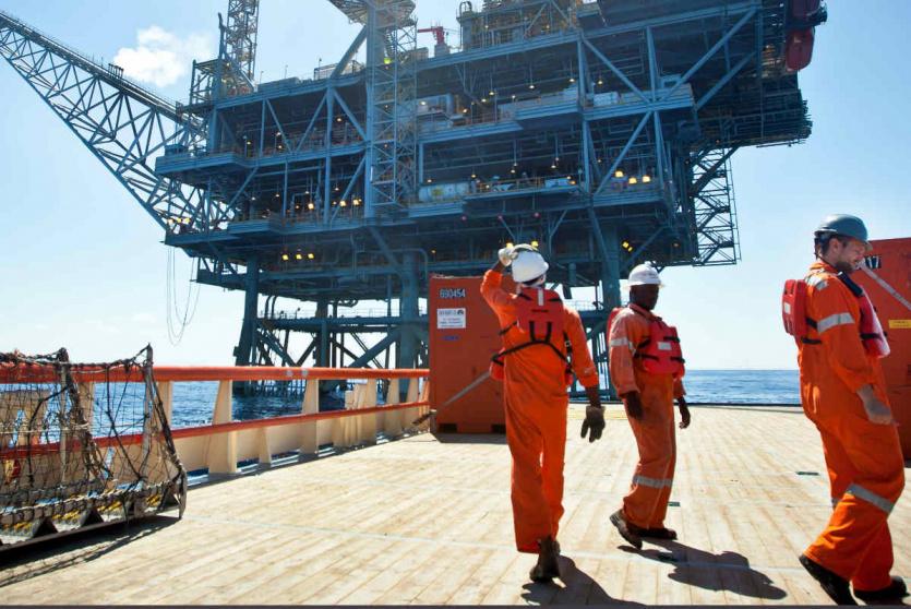 عمال في حقل غاز