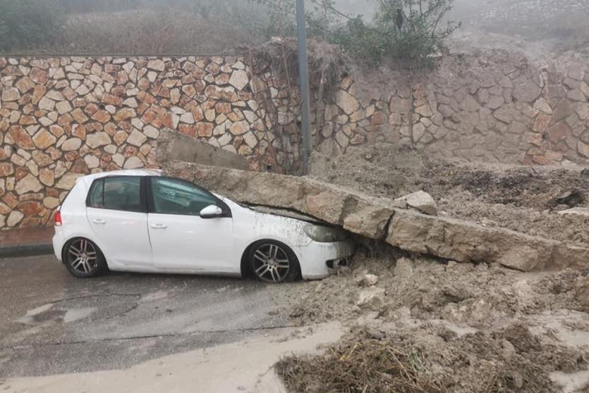 مركبة متضررة  خلال المنخفض 