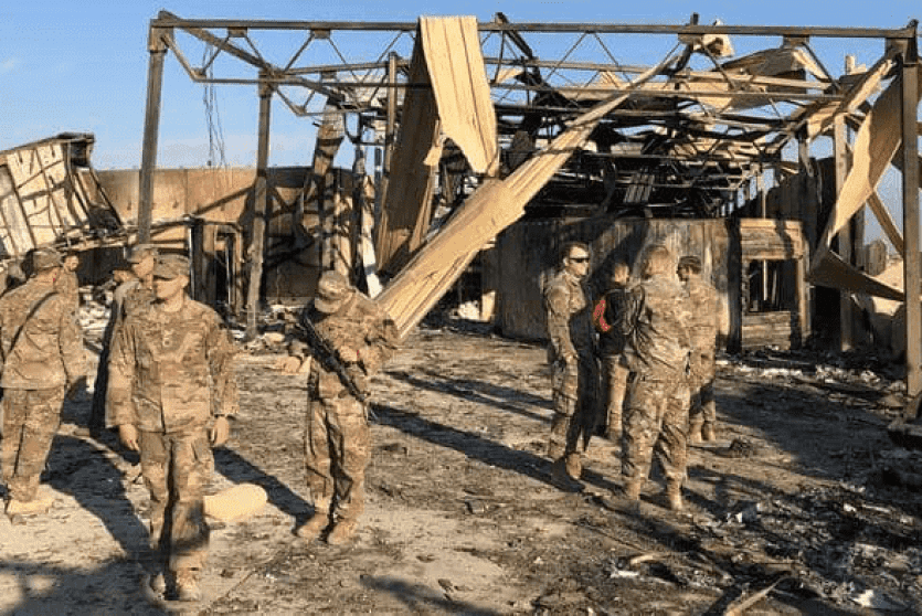 جنود أمريكيون يتفقدون الخسائر في قاعدة عين الأسد 