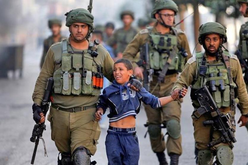 قوات الاحتلال خلال اعتقال طفل فلسطيني-ارشيف 