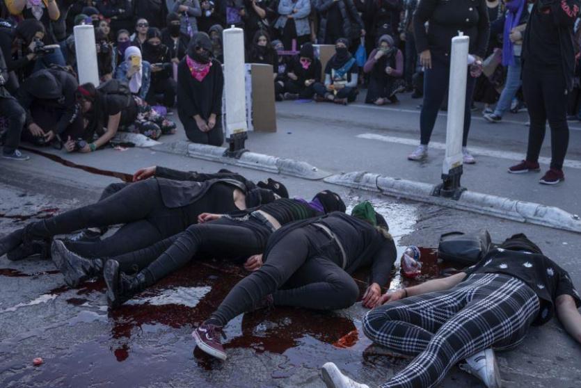 متظاهرون يستخدمون دماء مزيفة للتنديد بمقتل ناشطة في المكسيك
