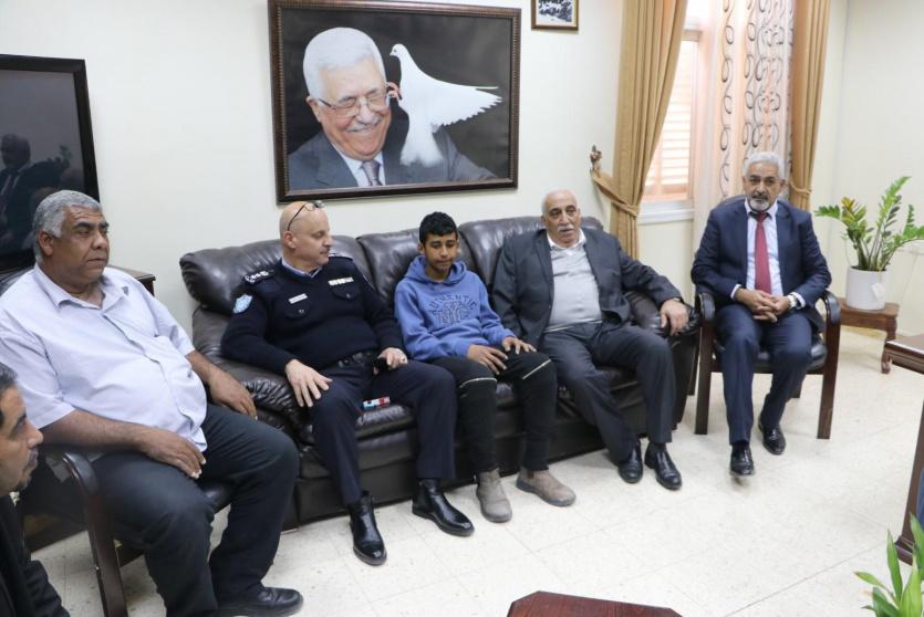 الطفل محمود البيطار في مقر محافظة اريحا