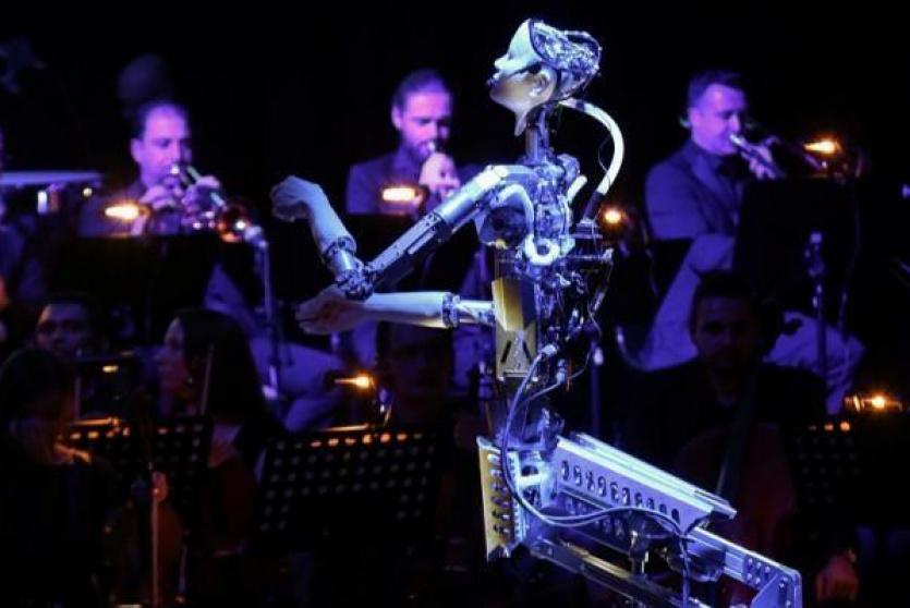  روبوت يقود فرقة أوركسترا بشرية