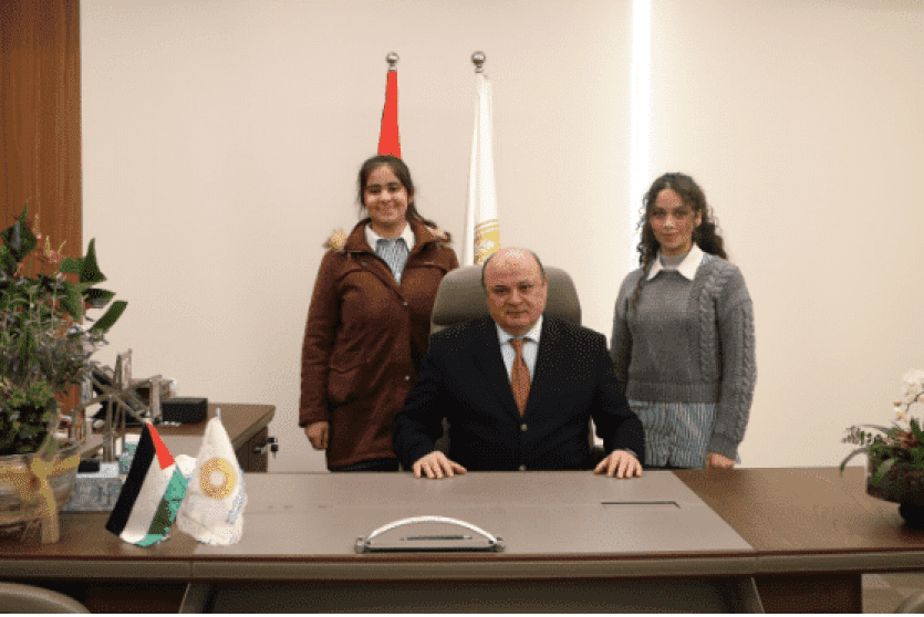 محافظ سلطة النقد طالبة من مدرسة بنات كفل حارس 