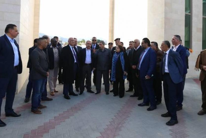 رئيس الوزراء خلال تفقد مركز الحجر الصحي في اريحا