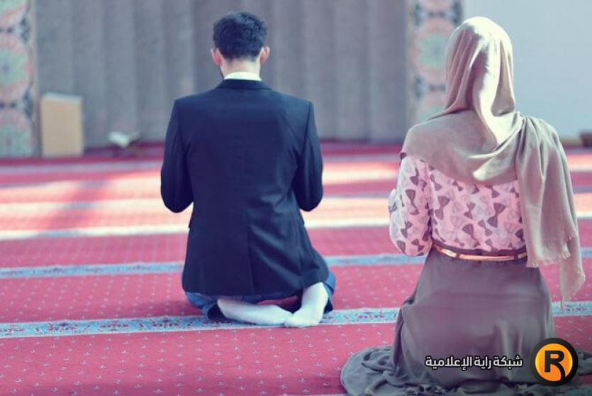رجل وزوجته يصليان