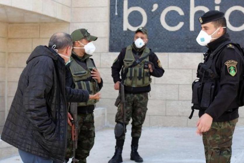 عناصر أمن يرتدون كمامات في بيت لحم