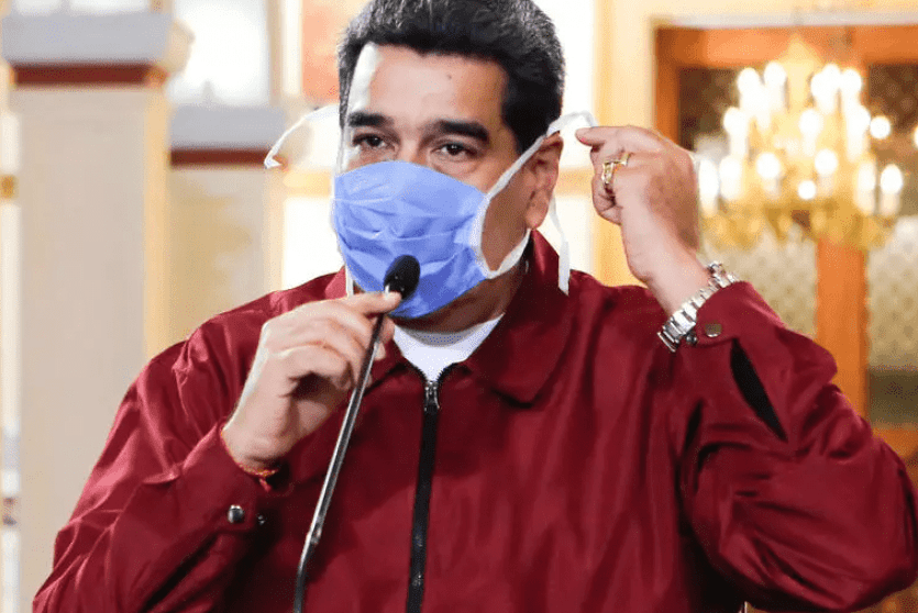 مادورو يضع كمامة وقاية من الفيروسات  