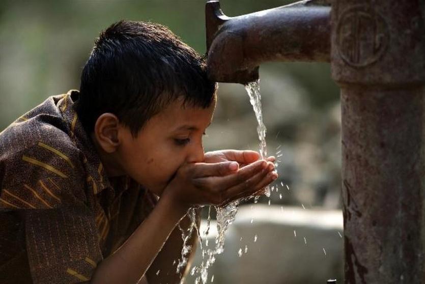 طفل يشرب الماء 