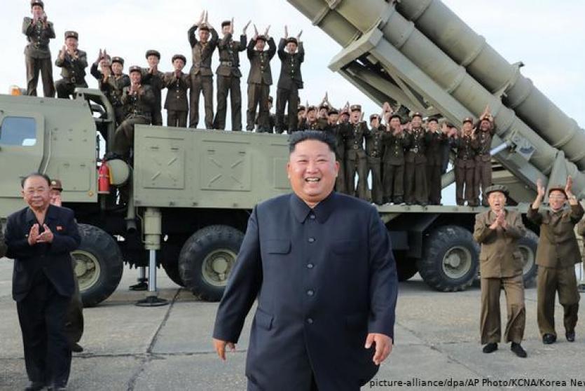 احتفال زعيم كوريا بإطلاق صورايخ 