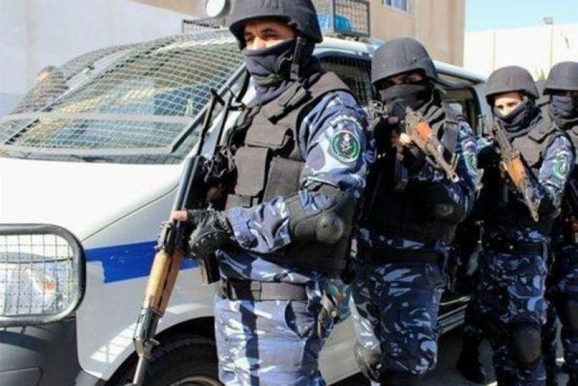 عناصر من الشرطة