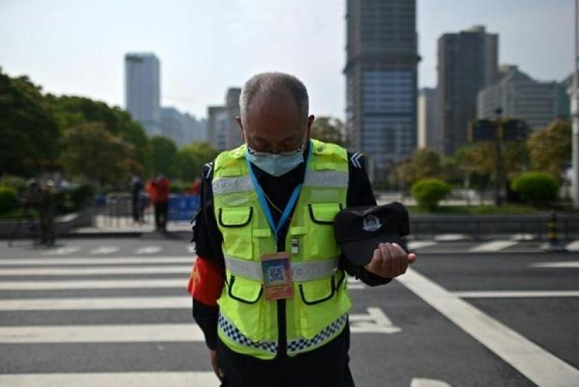 شرطي صيني يرتدي كمامة 