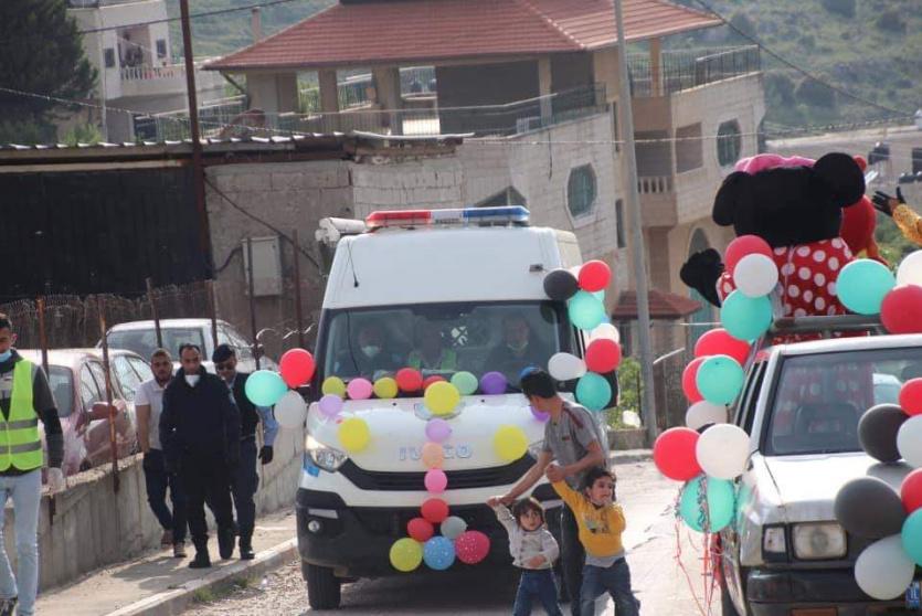 صور.. أريحا: زفة الرقيب بسيارة الشرطة 