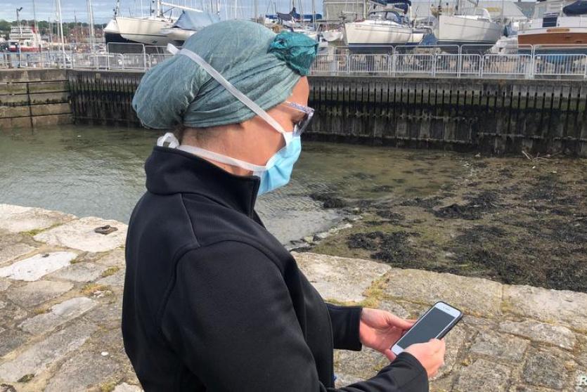 سيدة ترتدي كمامة 