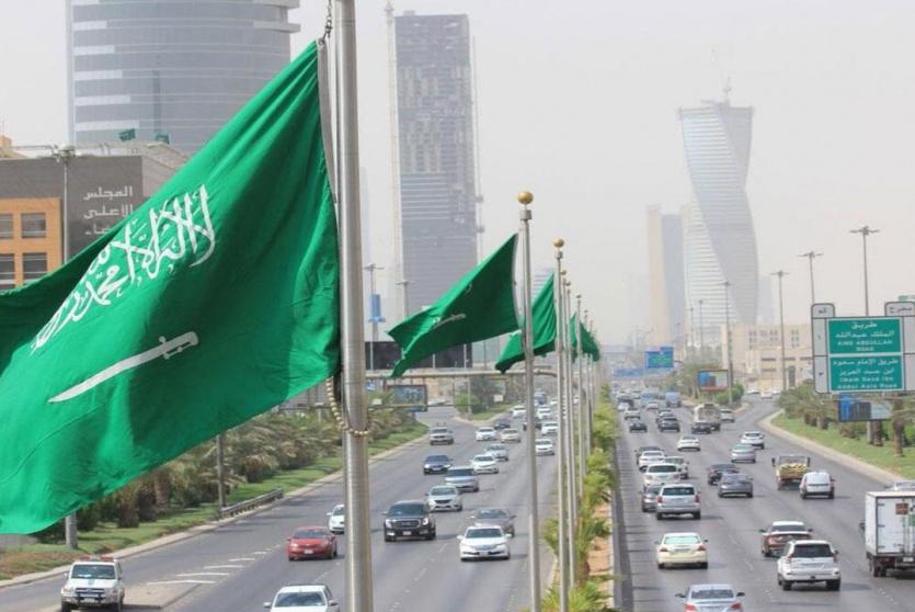الأعلام السعودية في شارع بالرياض