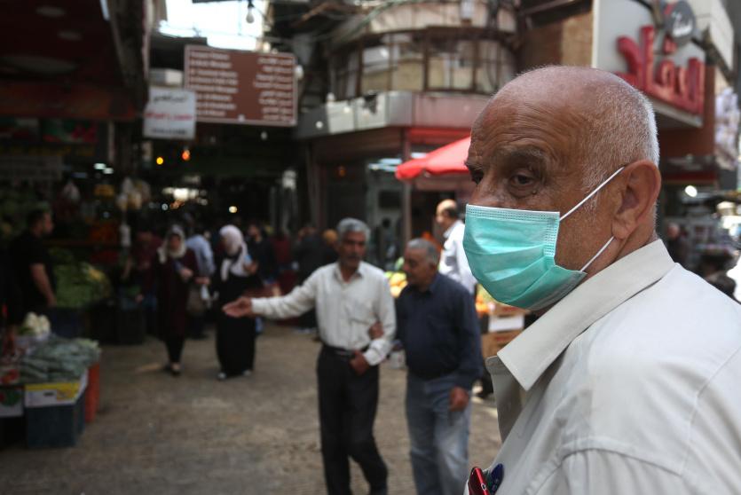 مواطنون يتجولون في أسواق مدينة نابلس