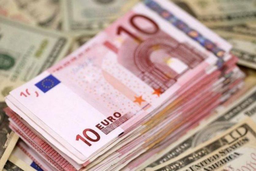 أوراق نقدية من فئة اليورو والدولار