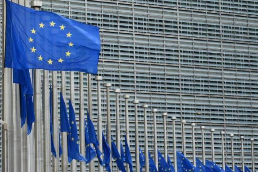 أعلام الاتحاد الأوروبي خارج مقر المفوضية الأوروبية