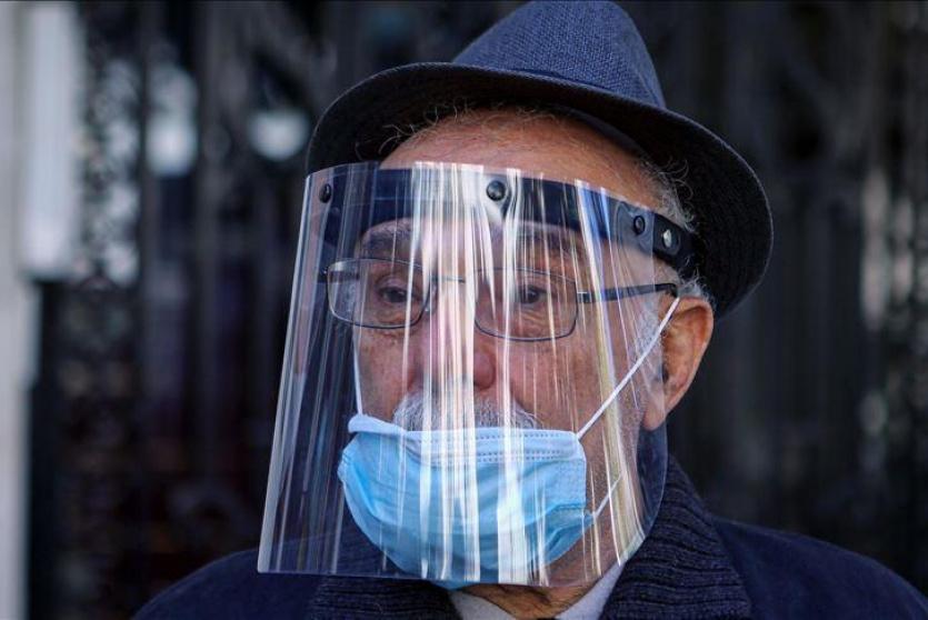 رجل يرتدي قناع واقي