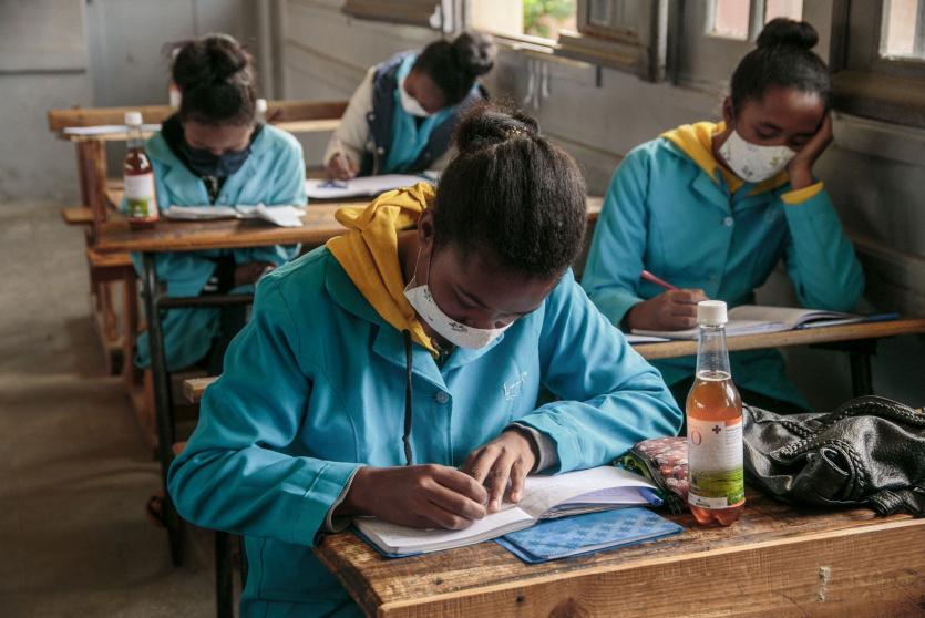 طلاب مدرسة في مدغشقر يشربون شاي يعتقد انه يكافح كورونا